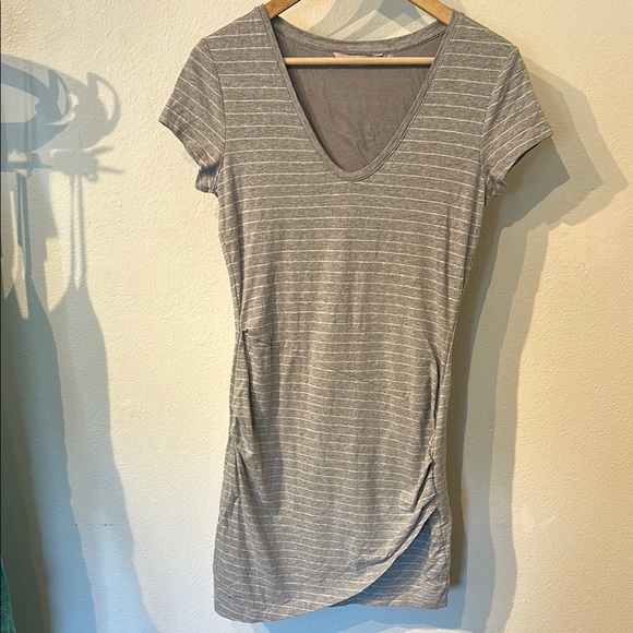 Athleta soft vneck t-shirt dress ruched at hips - Picture 3 of 6